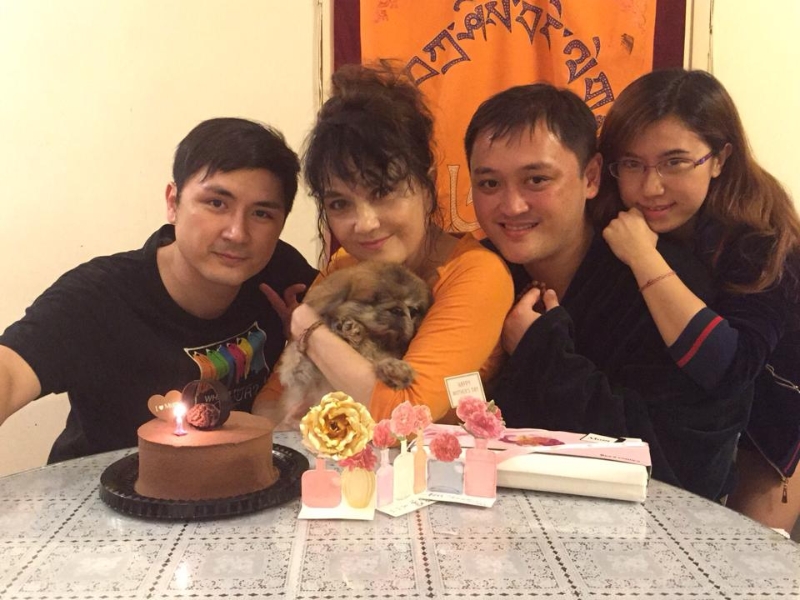 一家人关系曾经很好。 一家人关系曾经很好。