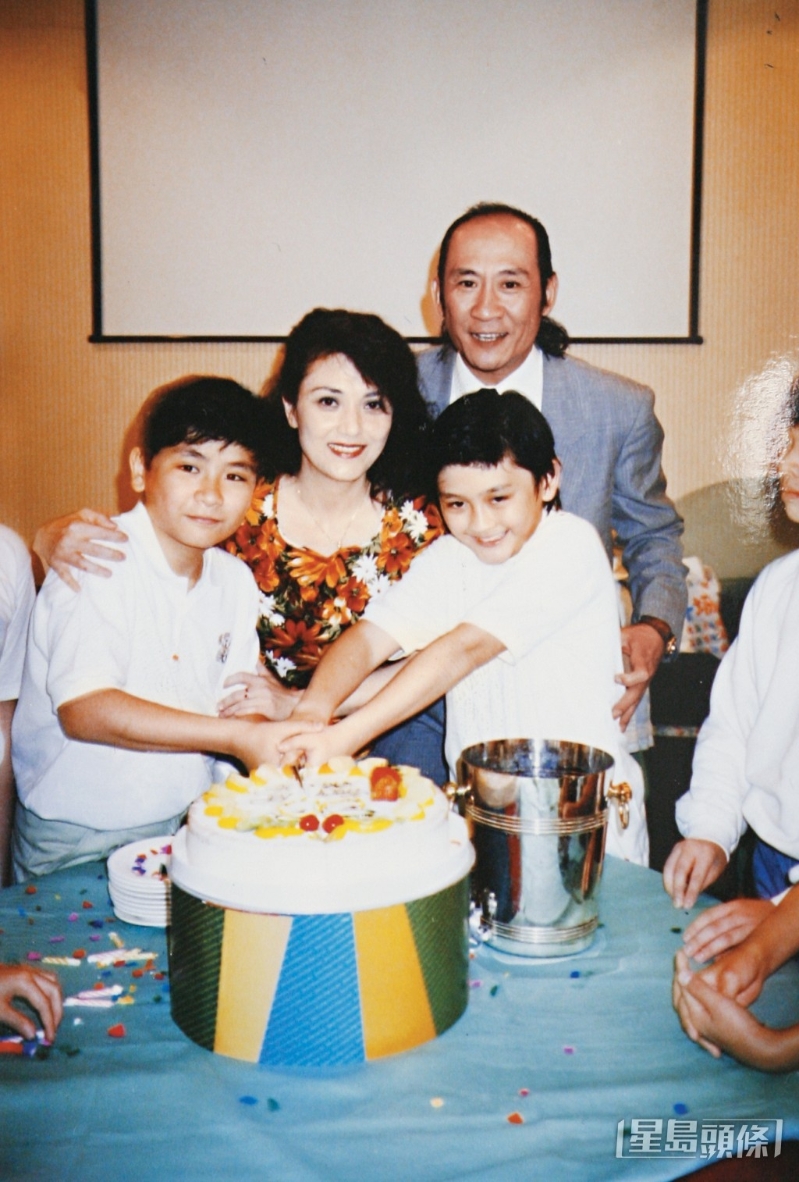 李家鼎与施明1977年结婚,诞下李泳汉与李泳豪,不过在1994年离婚收场。 李家鼎与施明1977年结婚,诞下李泳汉与李泳豪,不过在1994年离婚收场。