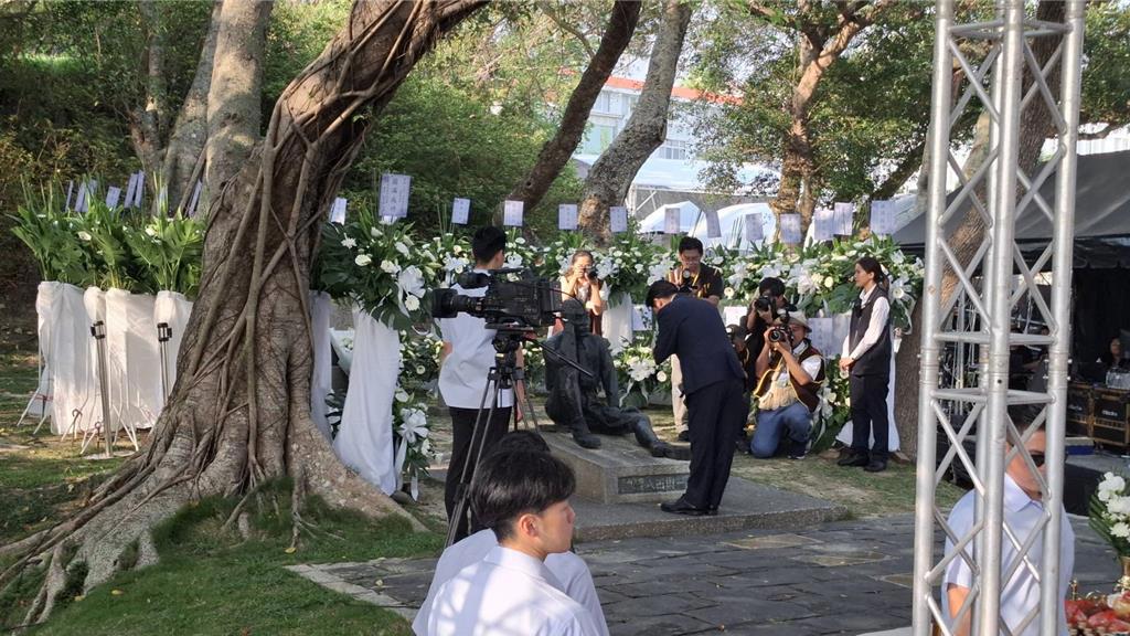 赖清德8日到乌山头水库参加八田与一逝世84周年追思会，在八田与一铜像前致祭