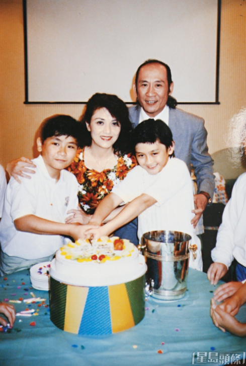 李家鼎与施明1977年结婚,诞下李泳汉与李泳豪。 李家鼎与施明1977年结婚,诞下李泳汉与李泳豪。
