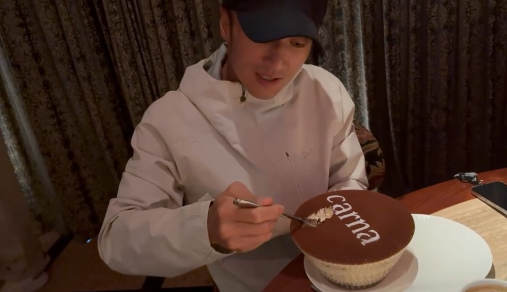 谢霆锋于吃Tiramisu，背面传出一把沙哑声音，网民表示和张栢芝的声音好相似。