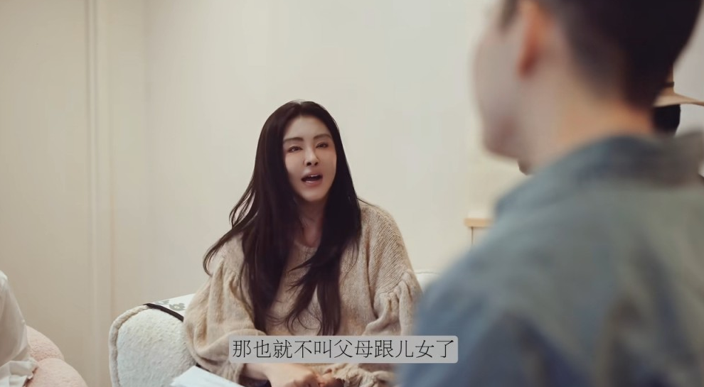 王祖贤早前罕有除口罩受访。 王祖贤早前罕有除口罩受访。