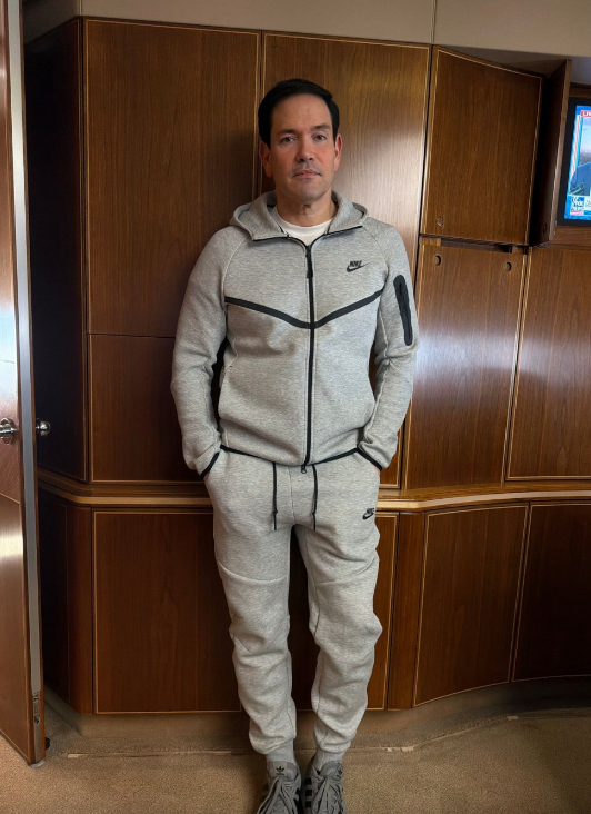 特朗普访华︱随团鲁比奥穿NIKE套装惹热议与马杜罗运动服同款(图1)