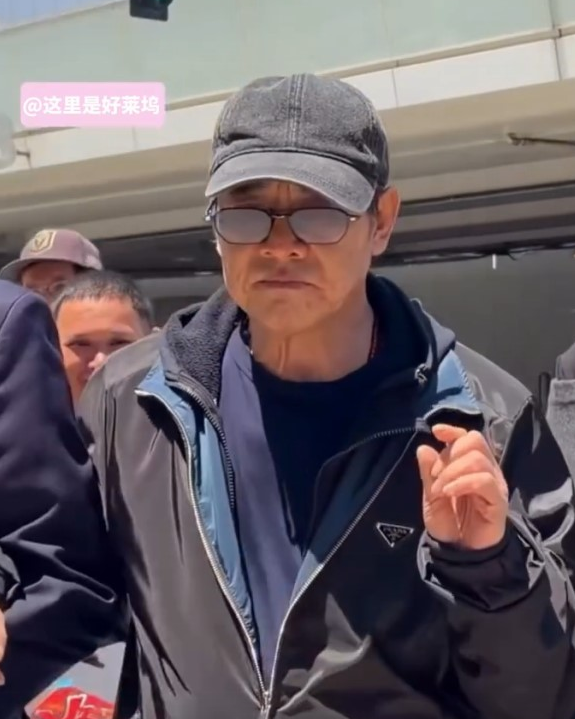 李连杰近日现身美国,出行需保镳搀扶。 李连杰近日现身美国,出行需保镳搀扶。
