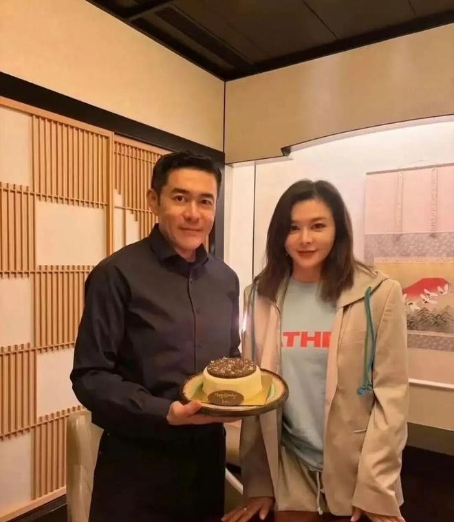 关之琳近日跟弟弟关世华庆祝生日,两姐弟激罕合照,关世华非常有型。 关之琳近日跟弟弟关世华庆祝生日,两姐弟激罕合照,关世华非常有型。