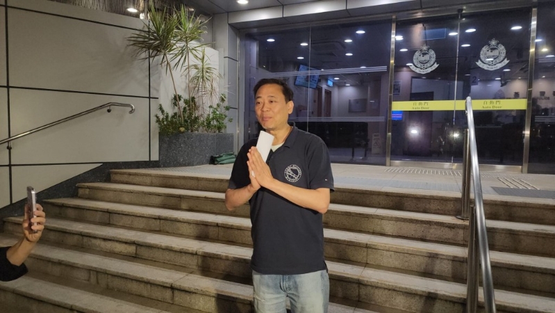 江祥发在离去前双手合十