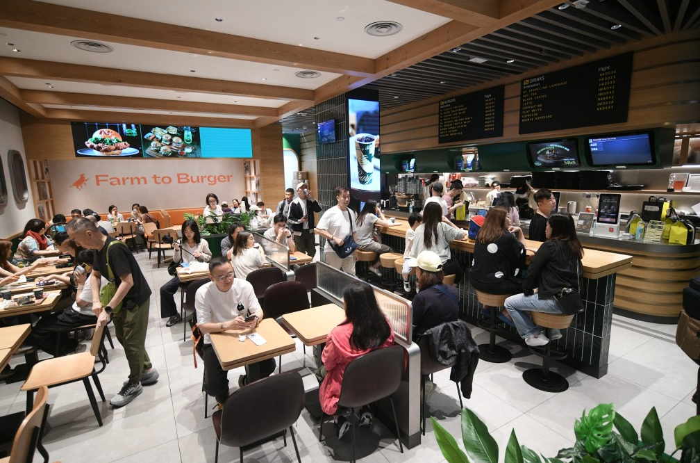 启德零售馆推动“票尾经济”，多间食肆人声鼎沸。