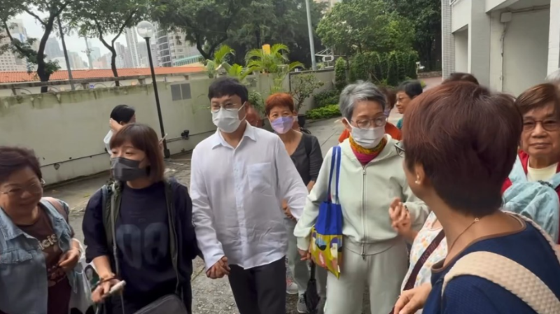 陈宝珠在街头遇大群影迷。