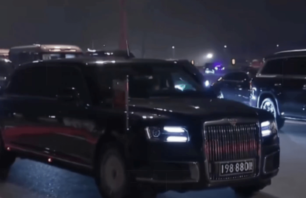 普京在北京出行乘坐的是挂中国牌照的俄罗斯奥鲁斯（Aurus）汽车，车牌有三个8字。
