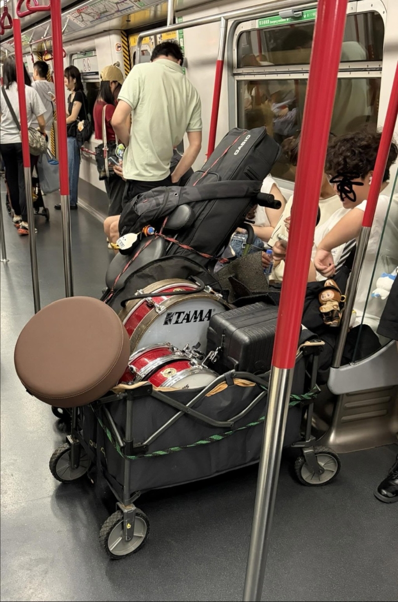 网民质疑事主，携带大型物品乘搭港铁阻碍他人。