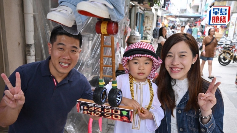 陈爸爸、陈妈妈带同首次入选的希希(中)入长洲彩排,计划来年继续报名。 陈爸爸、陈妈妈带同首次入选的希希(中)入长洲彩排,计划来年继续报名。
