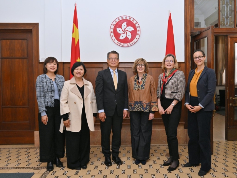 陈茂波在比利时布鲁塞尔会晤欧洲金融中介机构Euroclear的行政总裁Valérie Urbain(右三)。香港驻欧洲联盟特派代表翁佩雯(左二)一同参与会面。 陈茂波在比利时布鲁塞尔会晤欧洲金融中介机构Euroclear的行政总裁Valérie Urbain(右三)。香港驻欧洲联盟特派代表翁佩雯(左二)一同参与会面。