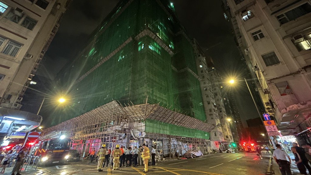 涉事的大厦外围已经搭建了棚网