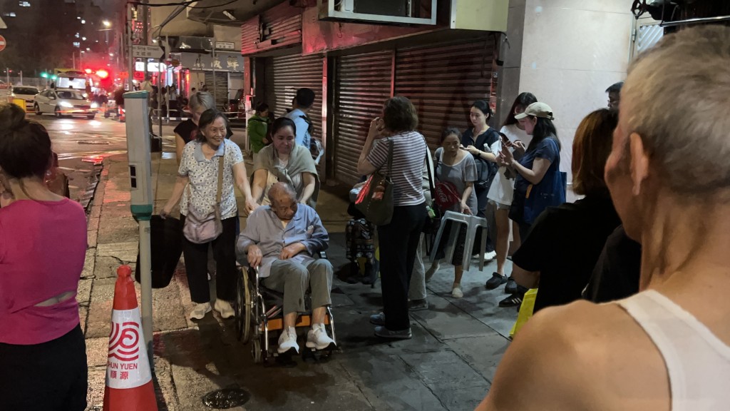 事件中共有300人自行或由消防协助疏散至安全位置。