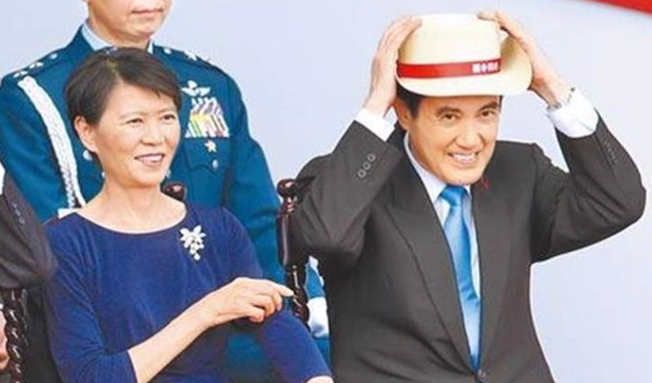 马英九(右)与夫人周美青(中)。