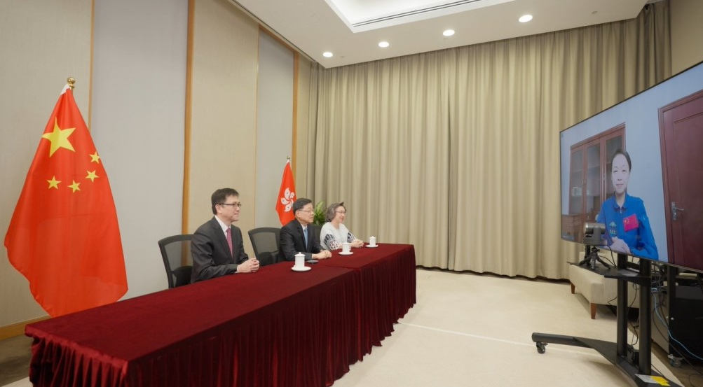 行政长官李家超在社交平台发布日前与黎家盈视像对话的影片。 行政长官李家超在社交平台发布日前与黎家盈视像对话的影片。