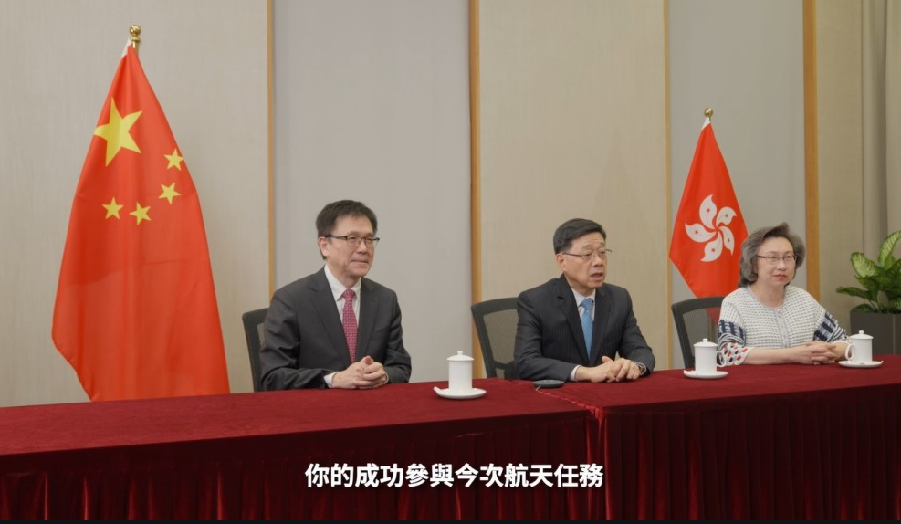 李家超问候黎家盈的训练和生活状况,希望黎家盈以最佳条件为国家续写航天事业辉煌篇章。 李家超问候黎家盈的训练和生活状况,希望黎家盈以最佳条件为国家续写航天事业辉煌篇章。
