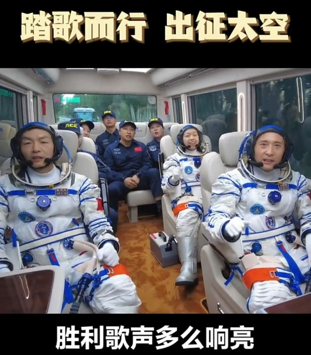 在前往发射场途中，三名航天员齐声唱响《歌唱祖国》。央视微信号截图（下同）