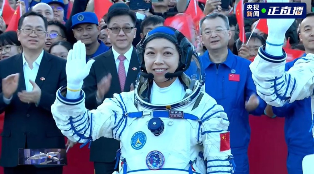 成为香港首名航天员的黎家盈出席出征仪式。央视截图