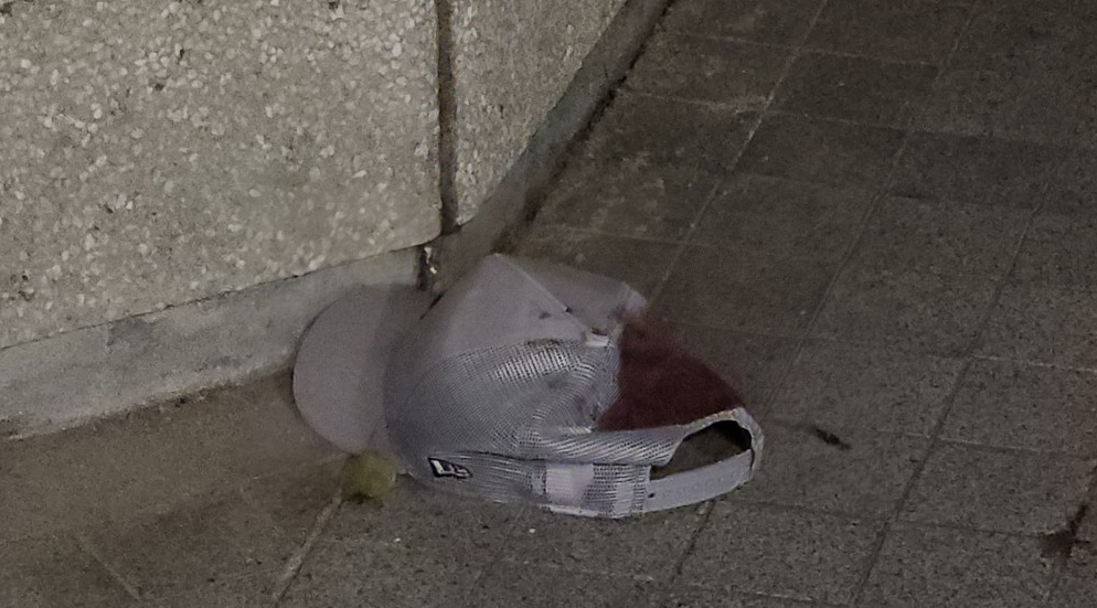 人员在现场检获多件属于事主的物品,包括一顶染血的Cap帽及一对黑色鞋。 人员在现场检获多件属于事主的物品,包括一顶染血的Cap帽及一对黑色鞋。