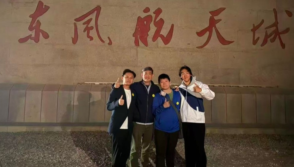 连胜武（左二）带领20多位台湾青年到酒泉，见证神舟升空