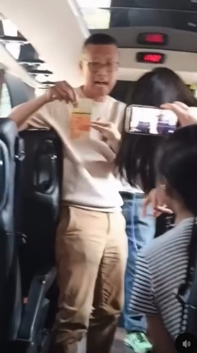 网上再有影片流出，李卓兴疑在新加坡游学团的旅游巴上带头与学生玩“接钱游戏”。