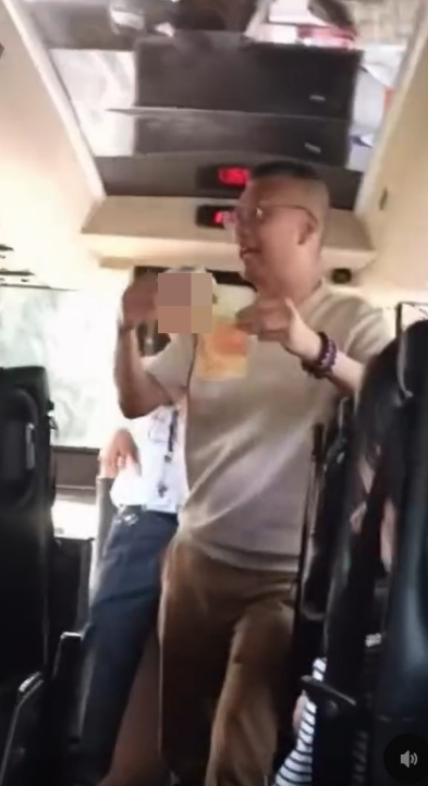 有网民直斥“低俗当有趣”，形容是“崩塌的师道尊严”，更有人戏谑“以为睇紧‘夜王’片段”。