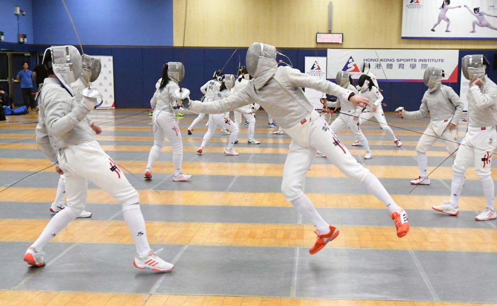 郑泳舜表示,剑击馆落成后将有助剑击运动发展,增加青少年剑手训练场地。 郑泳舜表示,剑击馆落成后将有助剑击运动发展,增加青少年剑手训练场地。