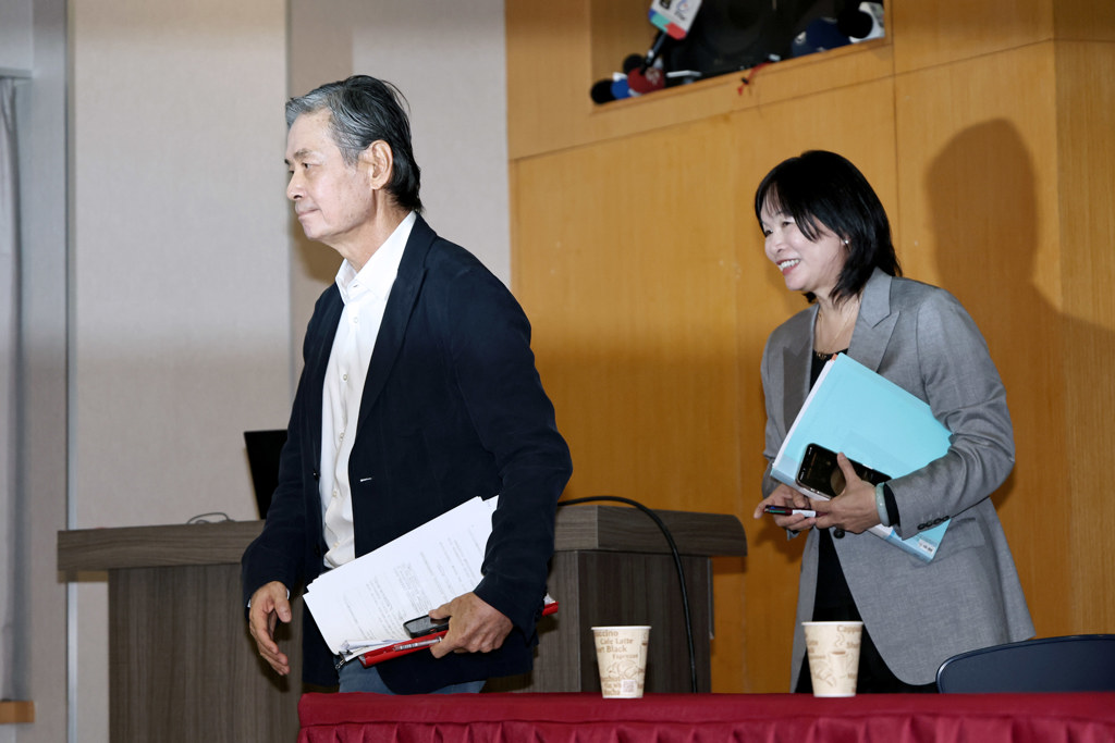 金溥聪、戴遐龄25日召开记者会。 金溥聪、戴遐龄25日召开记者会。