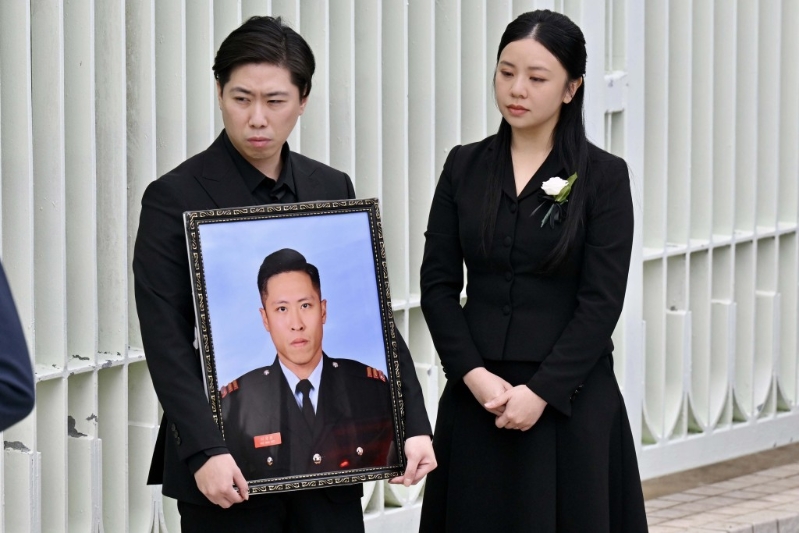 何伟豪未婚妻Kiki（右）在社交平台再次发文，表达对何伟豪的思念。