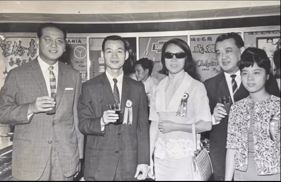 1964年开幕当日，“凤凰女”郭瑞贞也被邀请到来剪彩。