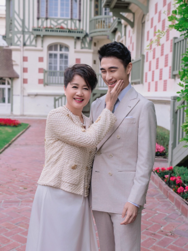 何猷君与奚梦瑶。3