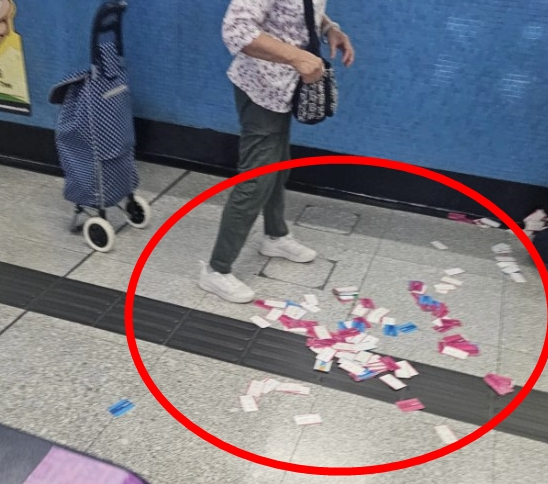 相中见到地上至少有6、70张“单程飞”，惹来为何婆婆会持有那麽多车票的疑问。Threads网图