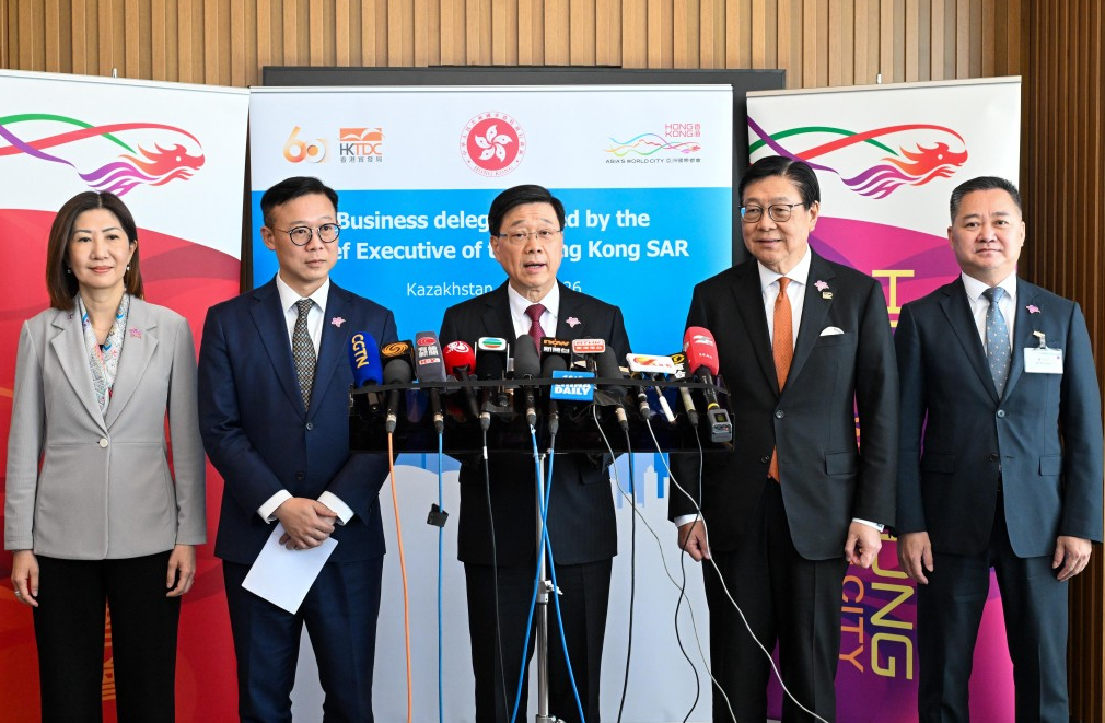 李家超（中）会见传媒简介成果。政府新闻处