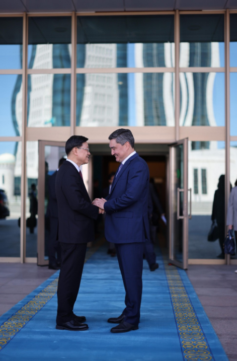 行政长官李家超(左)与哈萨克斯坦总理别克捷诺夫(右)会面。 行政长官李家超(左)与哈萨克斯坦总理别克捷诺夫(右)会面。