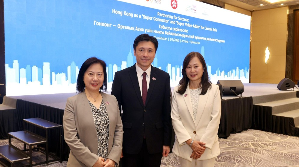 谢振中与香港报业公会主席谭卫儿（右）与新闻行政人员协会主席张秀云（左）。