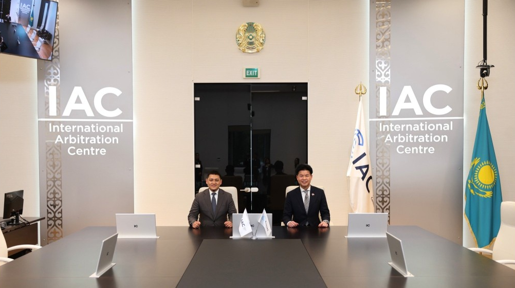 特首李家超正率领代表园访问哈萨克斯坦阿斯塔纳，香港律师会会长汤文龙亦有随团出访。在李家超及哈萨克斯坦共和国副总理兼国家经济部部长朱曼哈林见证下，香港律师会与哈萨克斯坦共和国国家律师协会正式交换谅解备忘录。