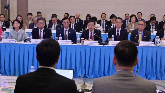 李家超率代表团与哈萨克斯坦投资公司进行会议