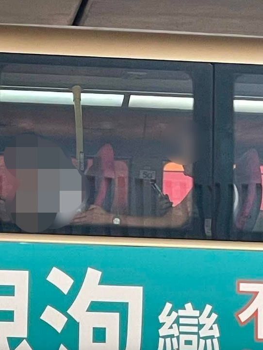 男乘客向前座女生伸出“魔爪”摸胸。网上图片 男乘客向前座女生伸出“魔爪”摸胸。网上图片