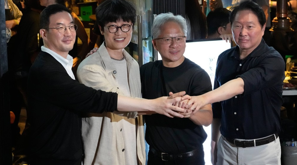 SK集团董事长崔泰源、英伟达CEO黄仁勋、Naver董事长李海镇和LG集团董事长具光模在餐厅前合影。 美联社