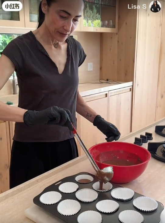 Lisa S.为之儿的生日派对，正在制作杯子蛋糕。