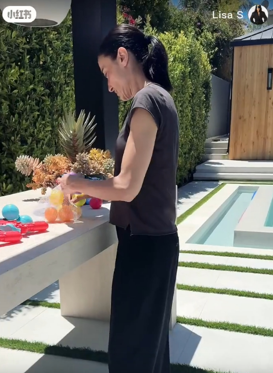 Lisa S.在户外为小朋友，准备生日派对的活动。