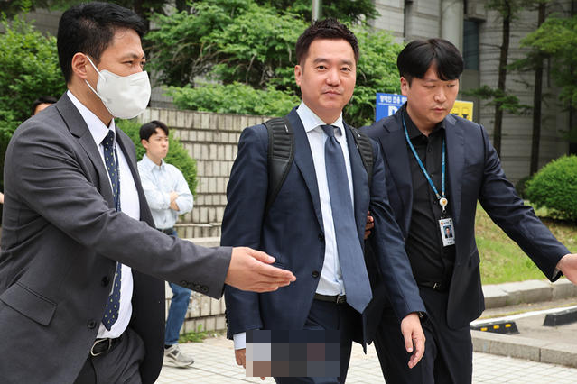 金世义出席逮捕前嫌疑人讯问
