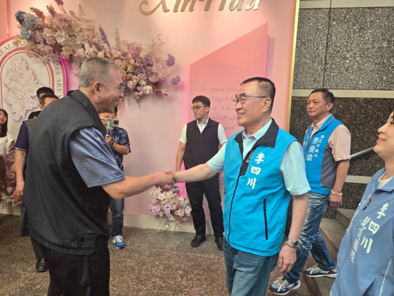 图为国民党新北市长参选人李四川（右三）6月3日出席北台湾妈祖文化节筹备会，与庙方代表握手致意。