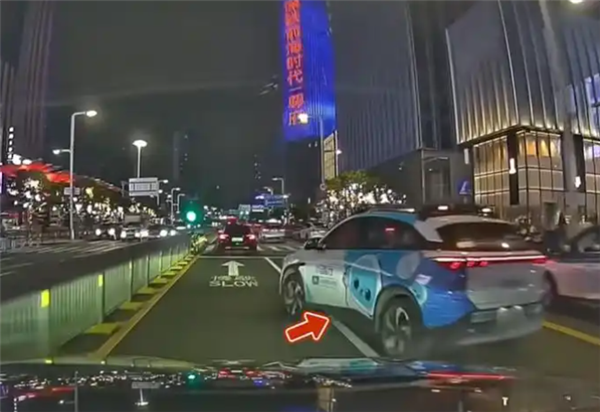无人驾驶汽车压实线加塞变道 险与后方车剐蹭 客服：系在安全前提下借道