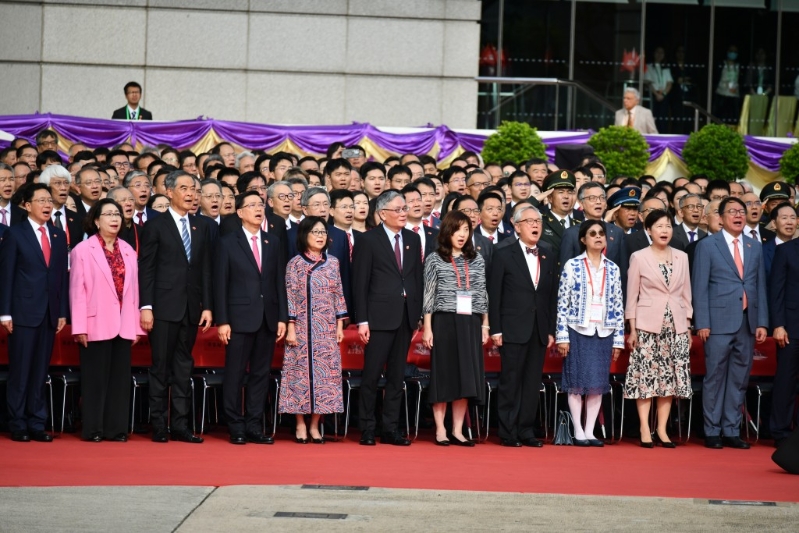 升旗仪式期间,现场奏唱国歌。 升旗仪式期间,现场奏唱国歌。