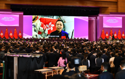 回归29周年︱香港特区政府庆祝酒会，黎家盈于太空展示区旗：祝愿香港更繁荣稳定